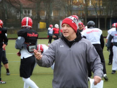 Mercenaries präsentieren neuen Defense Coordinator beim Minicamp